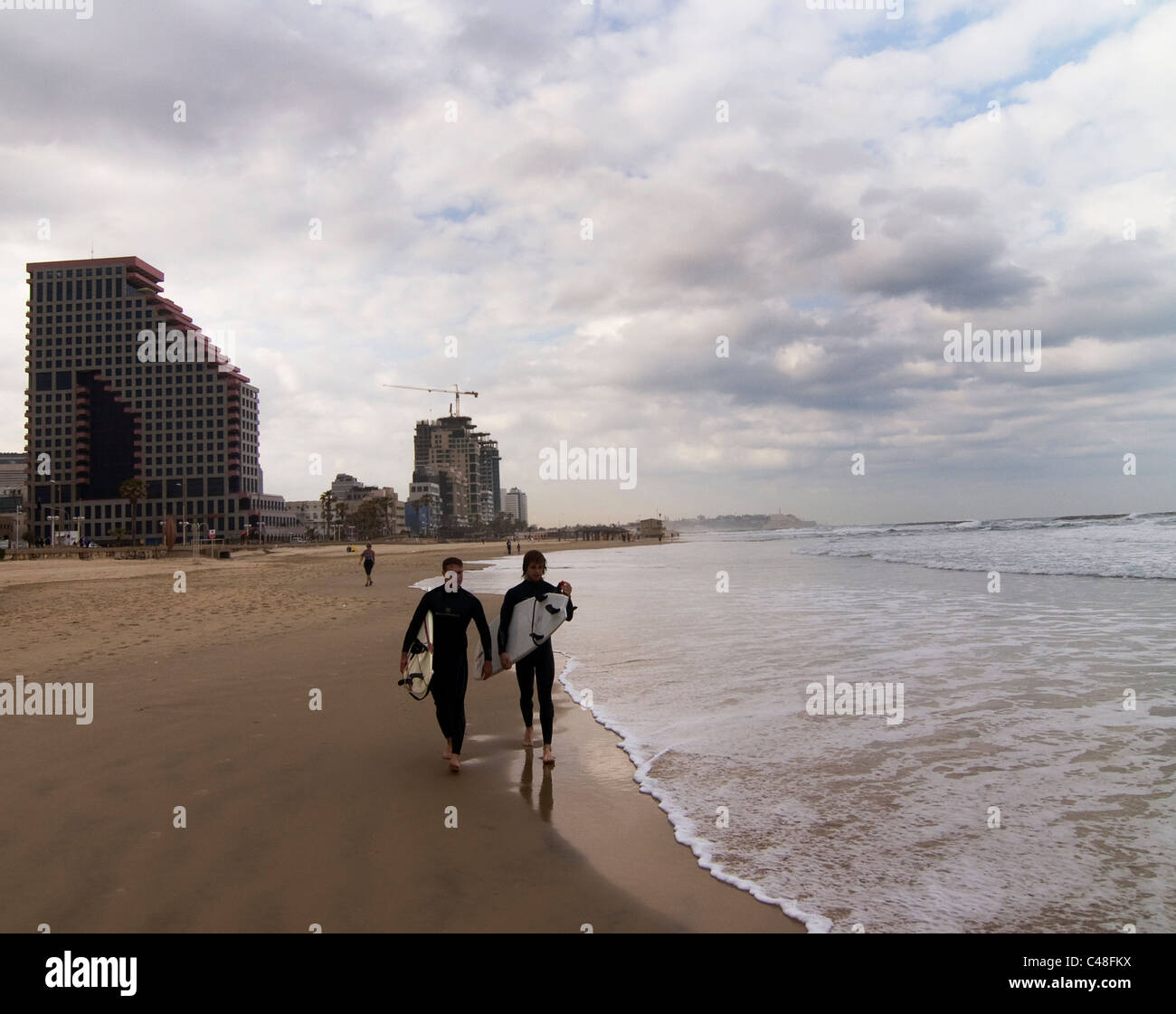 Les activités du matin sur la plage de Tel-Aviv. Banque D'Images