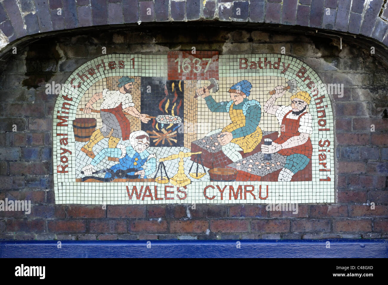 L'un d'une série de 8 jeu de mosaïques dans le mur autour de Château d'Aberystwyth, cet un représentant Charles1 Monnaie royale de 1637. Banque D'Images