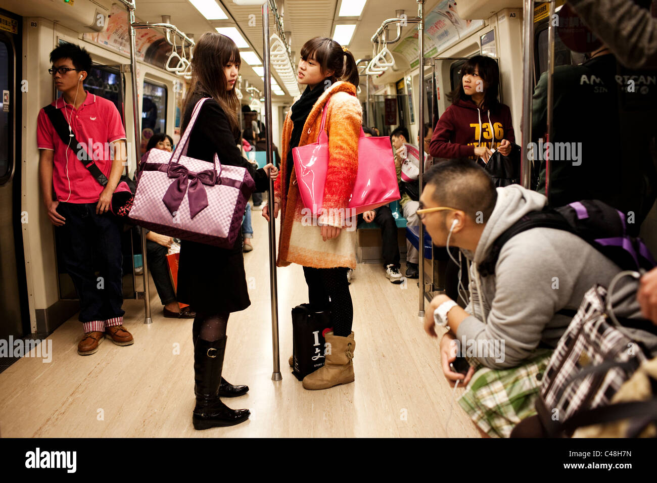 Les adolescentes à la mode ride la MRT à Taipei, Taiwan, le 29 octobre 2010. Banque D'Images