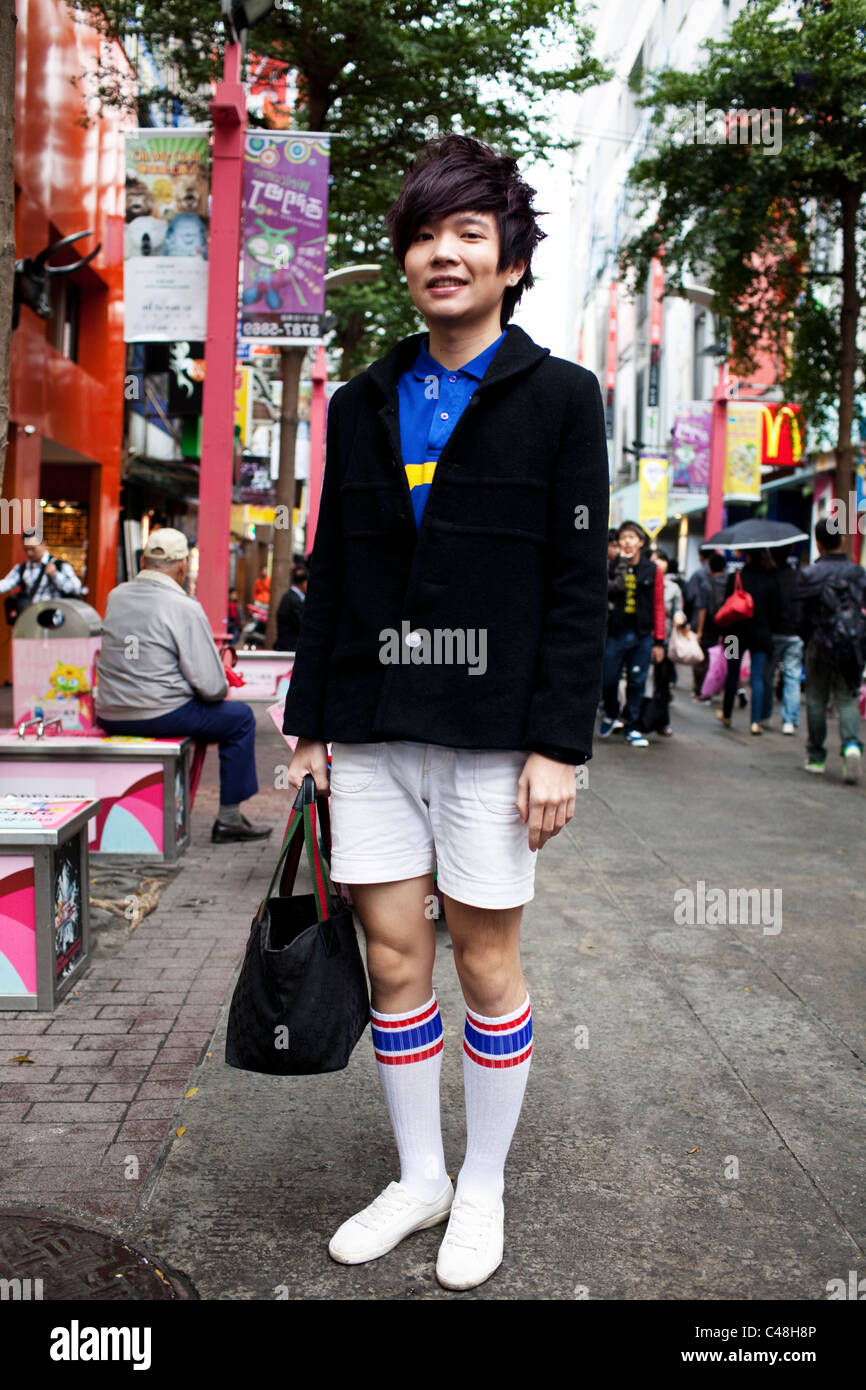 Un jeune homme avec un faux sac Gucci dans la zone piétonne de Ximending,  Taipei, Taiwan, le 30 octobre 2010 Photo Stock - Alamy