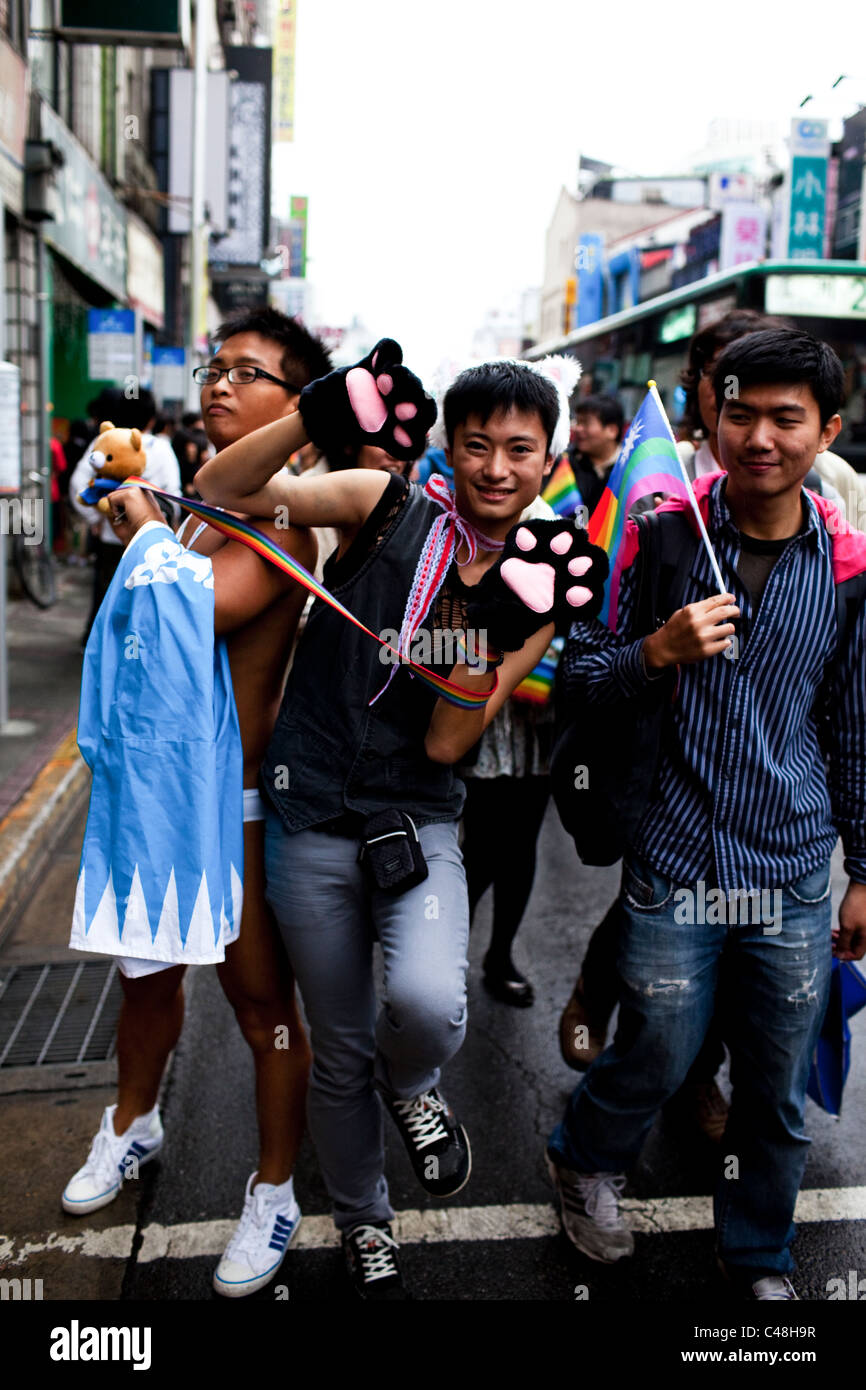 Les jeunes hommes à pied dans la Gay Pride Parade, Taipei, Taiwan, le 30 octobre 2010. Banque D'Images