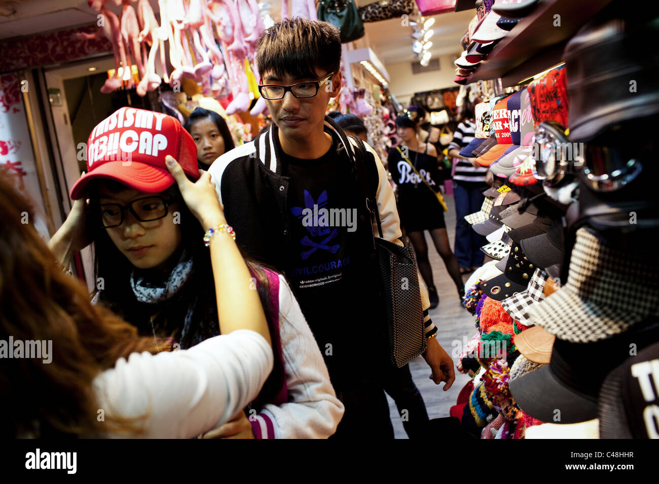 Les jeunes à la boutique Boutiques mode et élégant à Ximending, Taipei, Taiwan, le 7 novembre 2010. Banque D'Images