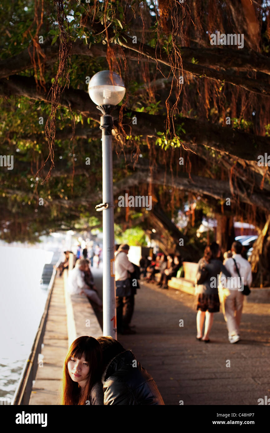 Un jeune couple embrasse sur le front de mer à Danshui, Taïwan, le 9 novembre 2010. Banque D'Images