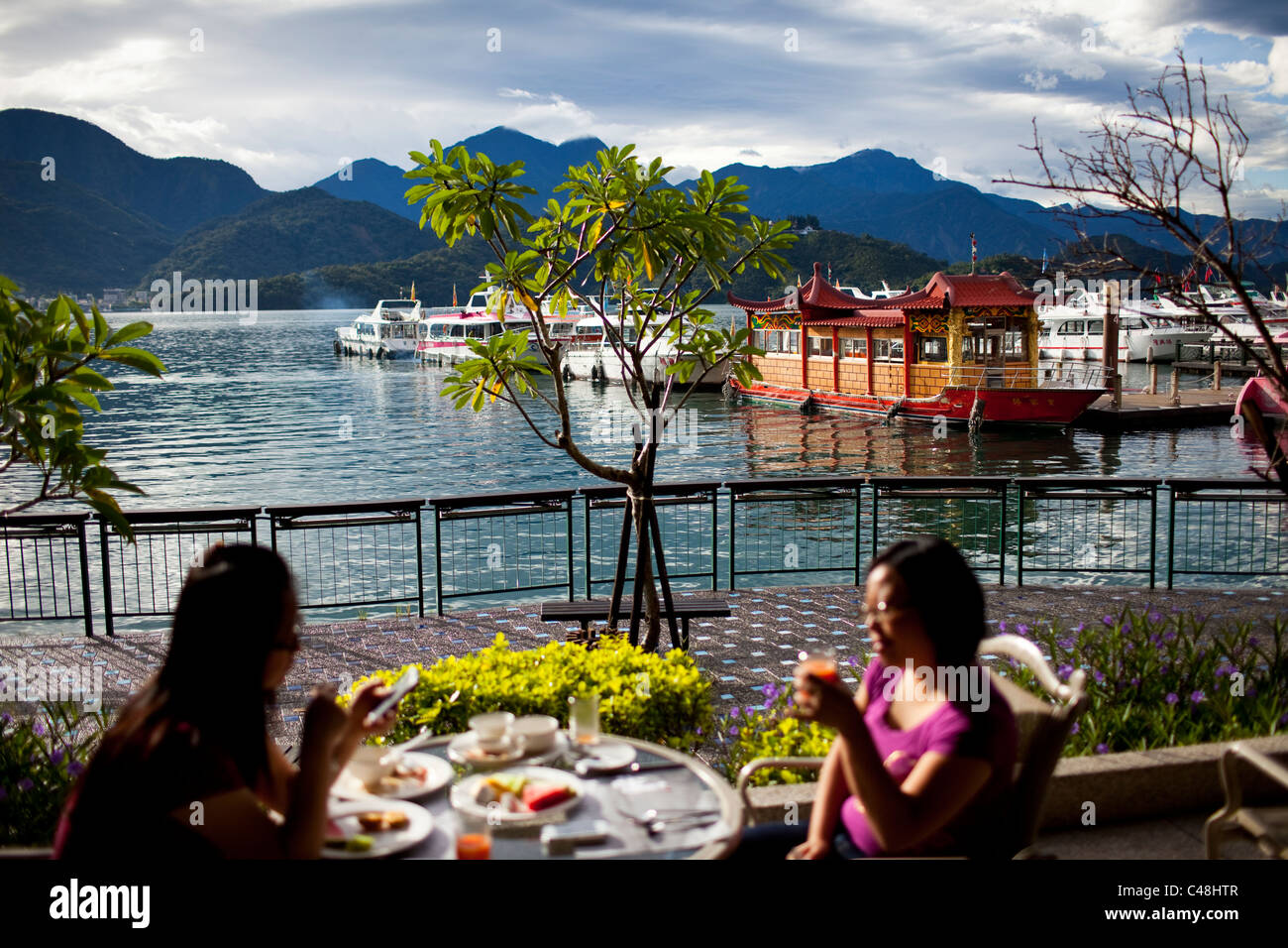 Petit-déjeuner sur le lac Sun Moon, le centre de Taïwan, le 22 octobre 2010. Banque D'Images