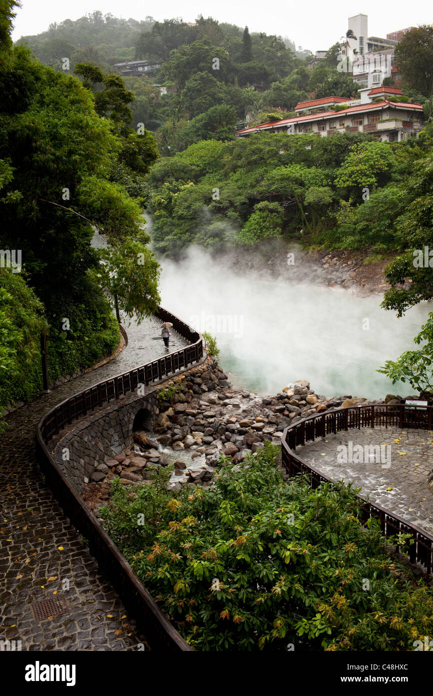 La vapeur s'élève de la vallée géothermique de Beitou, Taiwan, le 26 octobre 2010. Banque D'Images