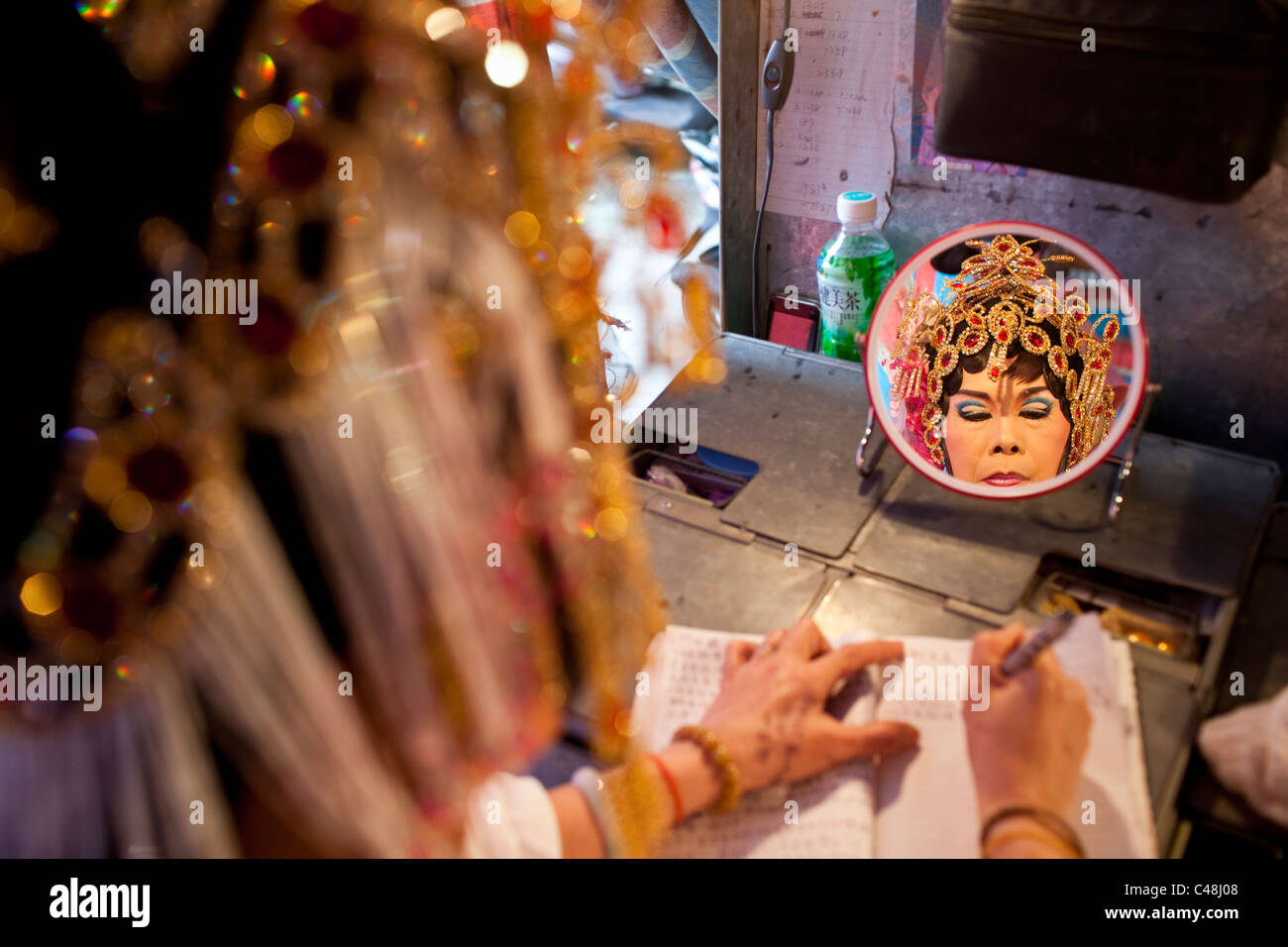 Un artiste d'opéra chinois écrit backstage avant un spectacle à Ximending, Taipei, Taiwan, le 8 novembre 2010. Banque D'Images