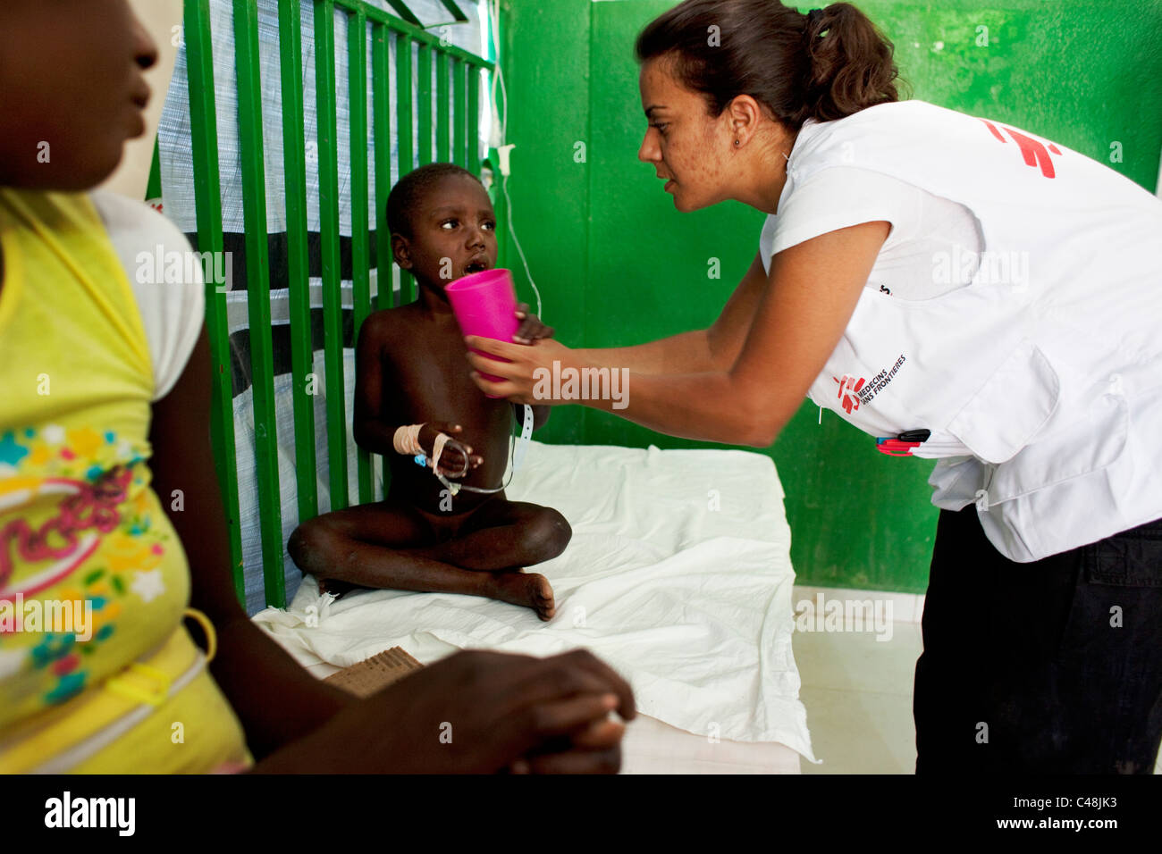 Infirmière en prenant soin d'un jeune patient atteint du choléra à l'hôpital. Banque D'Images