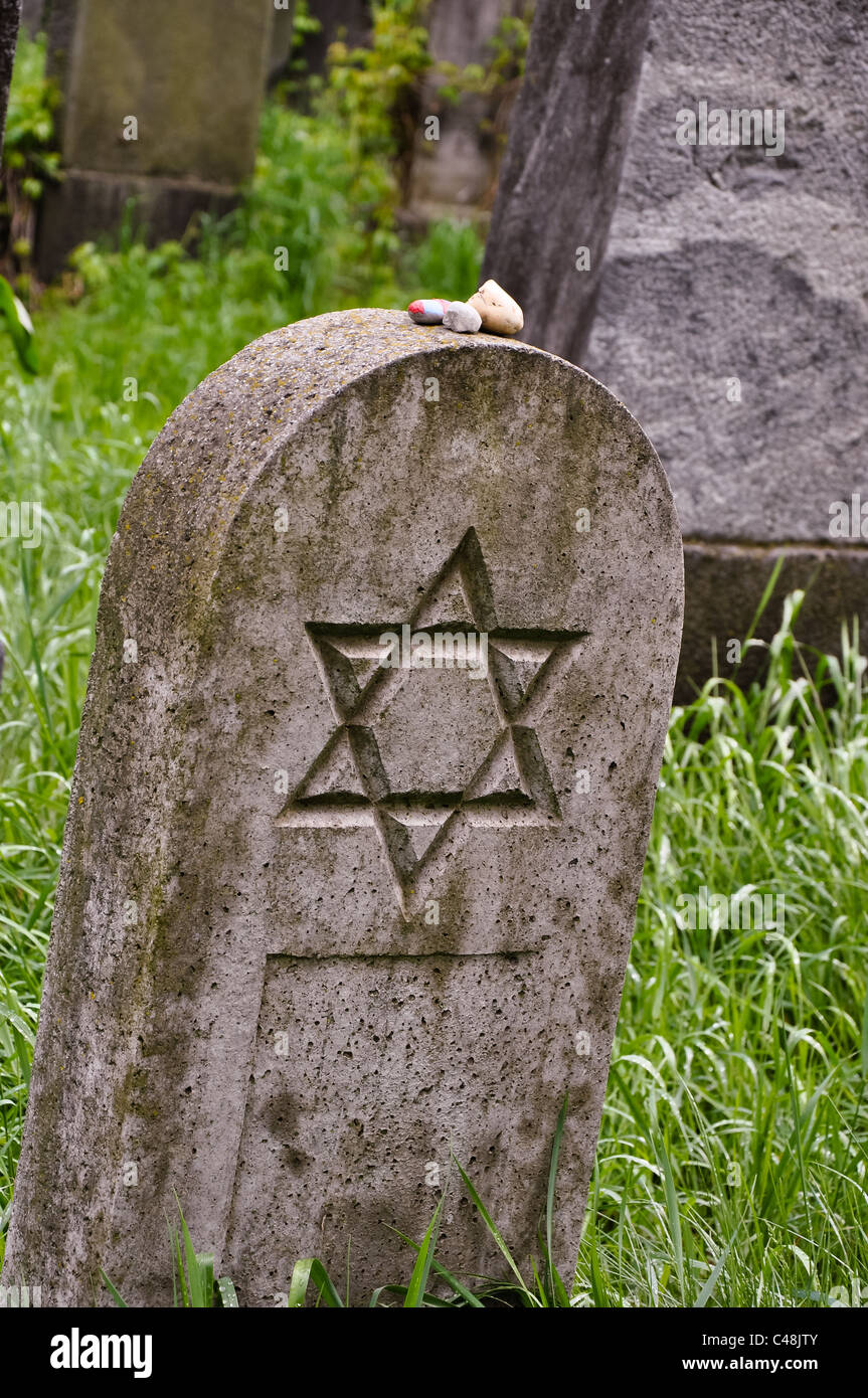 Pierre tombale juif solitaire du cimetière central à Vienne Banque D'Images