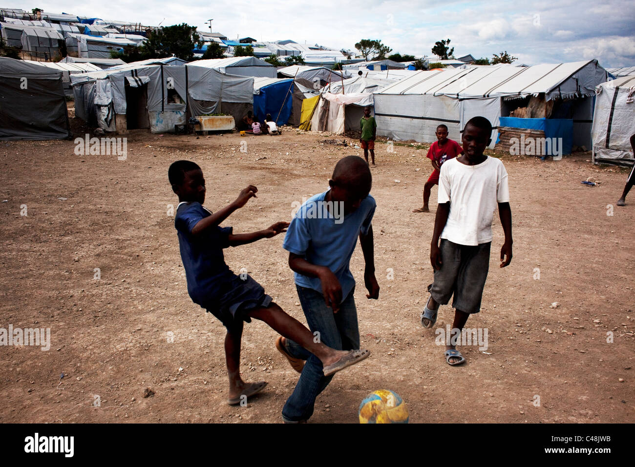 Les jeunes garçons football plaing la tente camping étant leur recours  après le tremblement de terre Photo Stock - Alamy