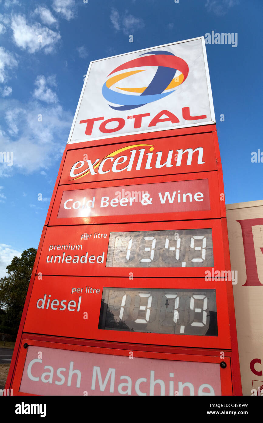 Station essence Total signe avec l'essence et les prix du carburant diesel, Suffolk UK Banque D'Images