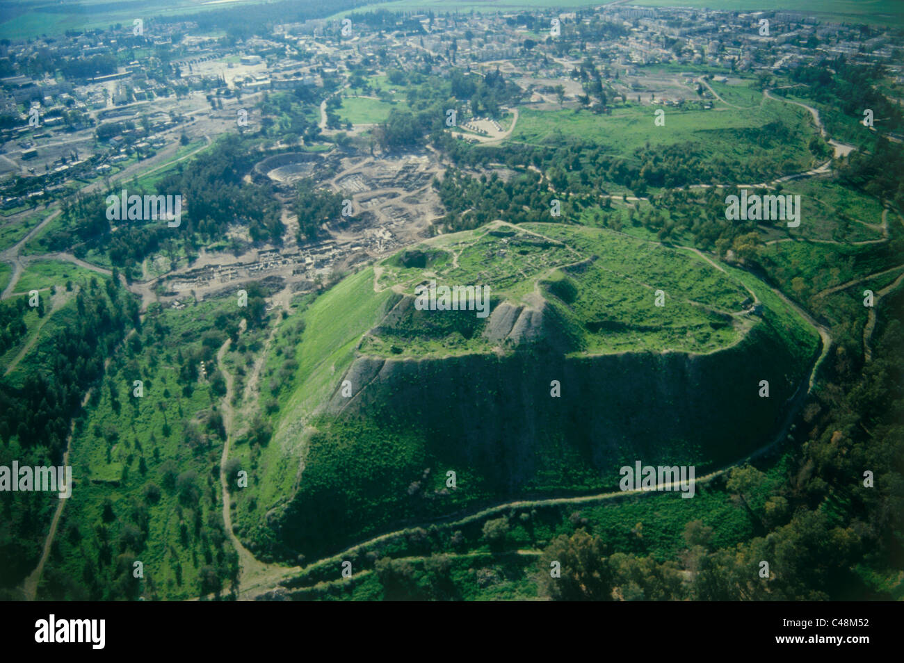 Photographie aérienne des ruines de la ville romaine de Beit Shean dans la vallée du Jourdain Banque D'Images