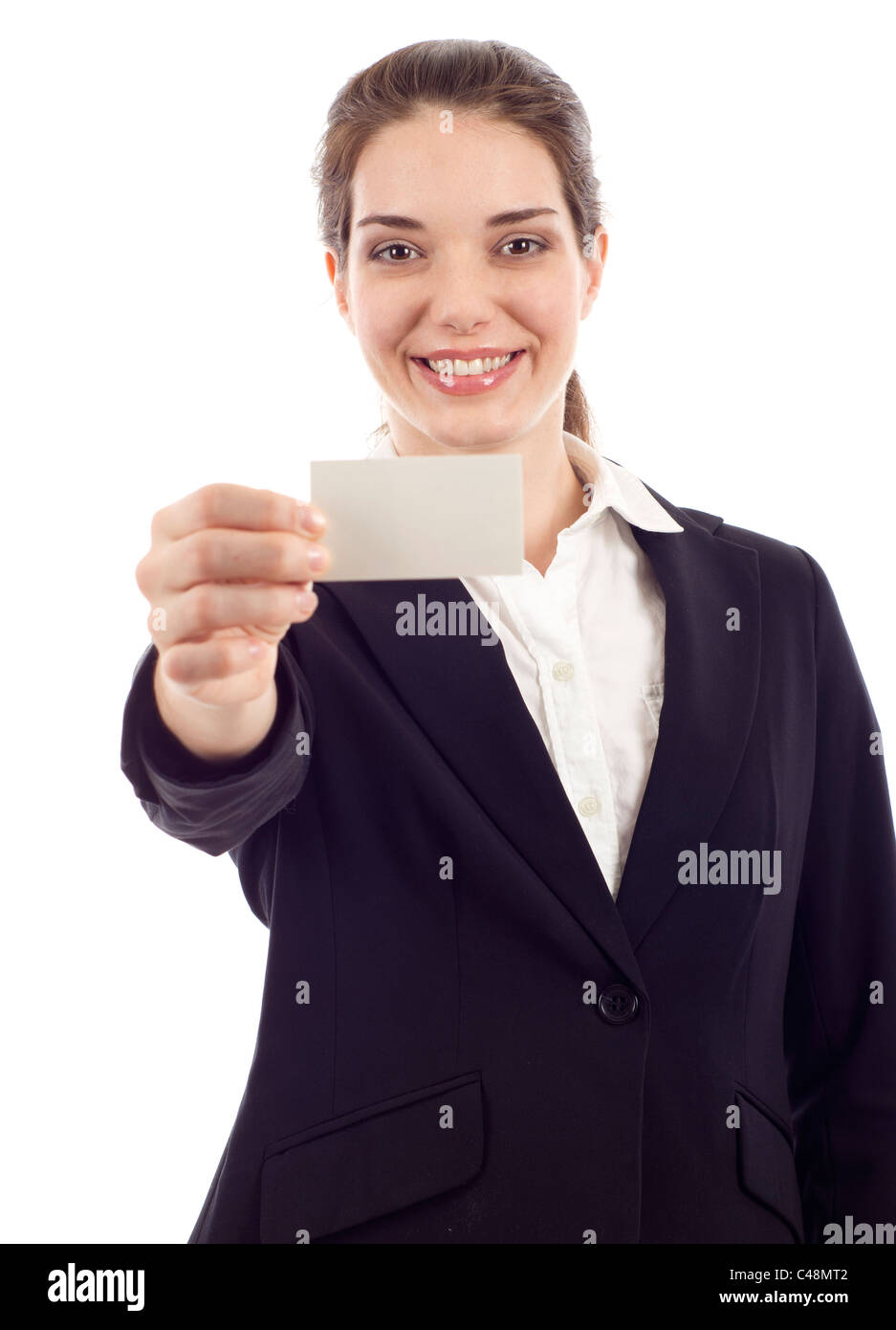 Businesswoman en costume noir montrant et remettre un blank business card isolated over white background Banque D'Images