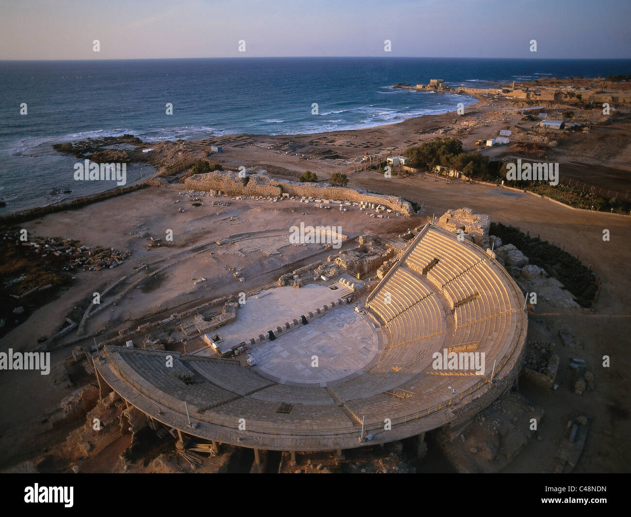 Photo aérienne de l'Amphithéâtre Romain de Césarée Banque D'Images