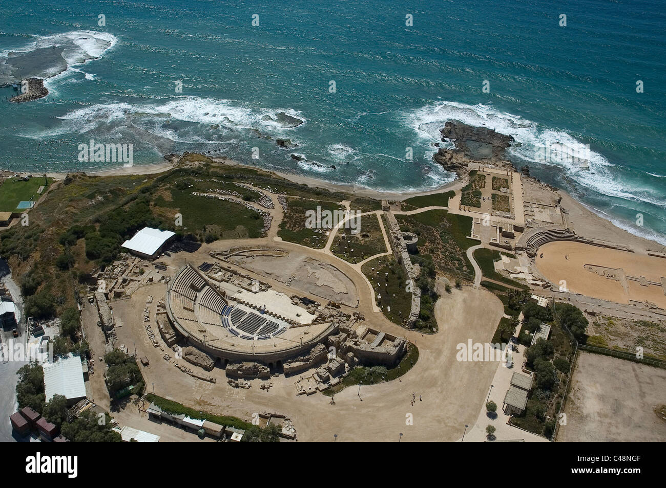 Photo aérienne de l'amphithéâtre de la ville antique de Césarée Banque D'Images