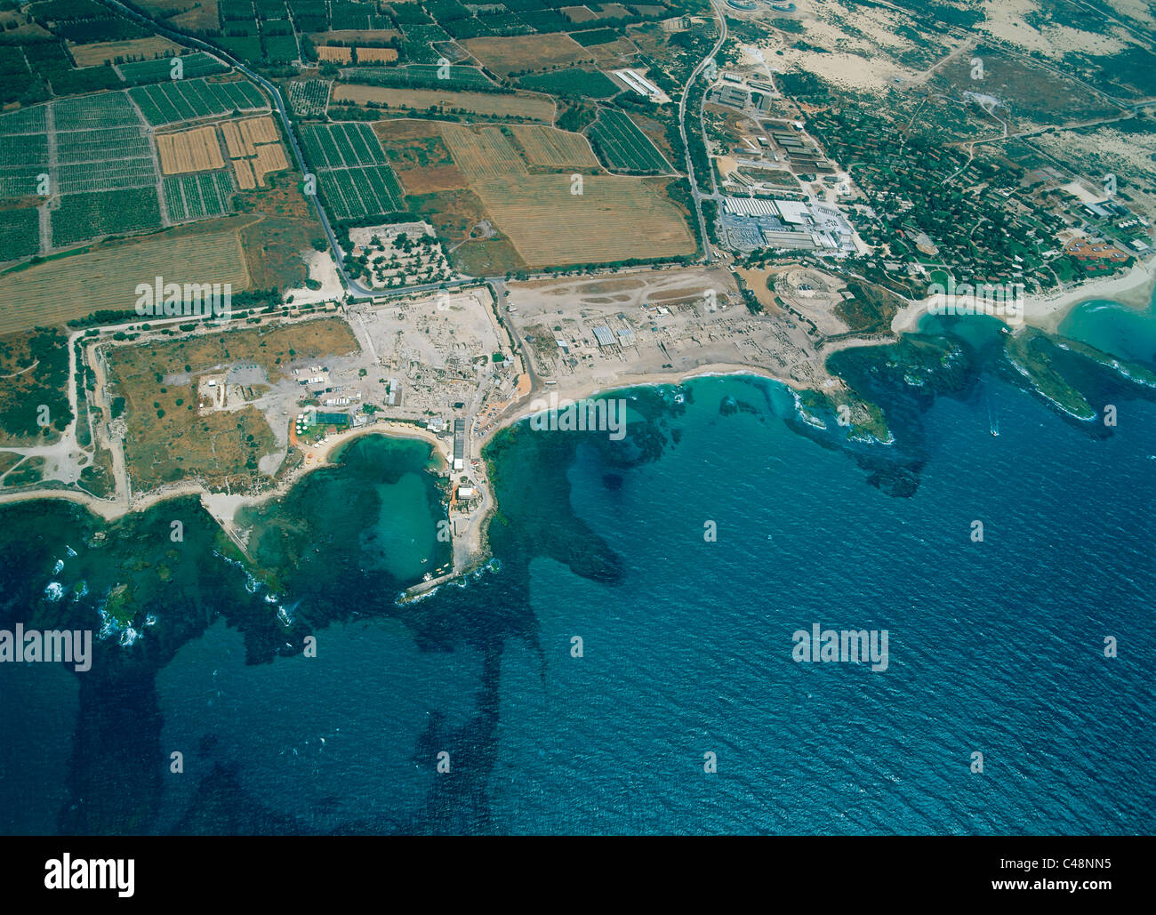 Photographie aérienne des ruines de la ville romaine de Césarée dans la plaine côtière Banque D'Images