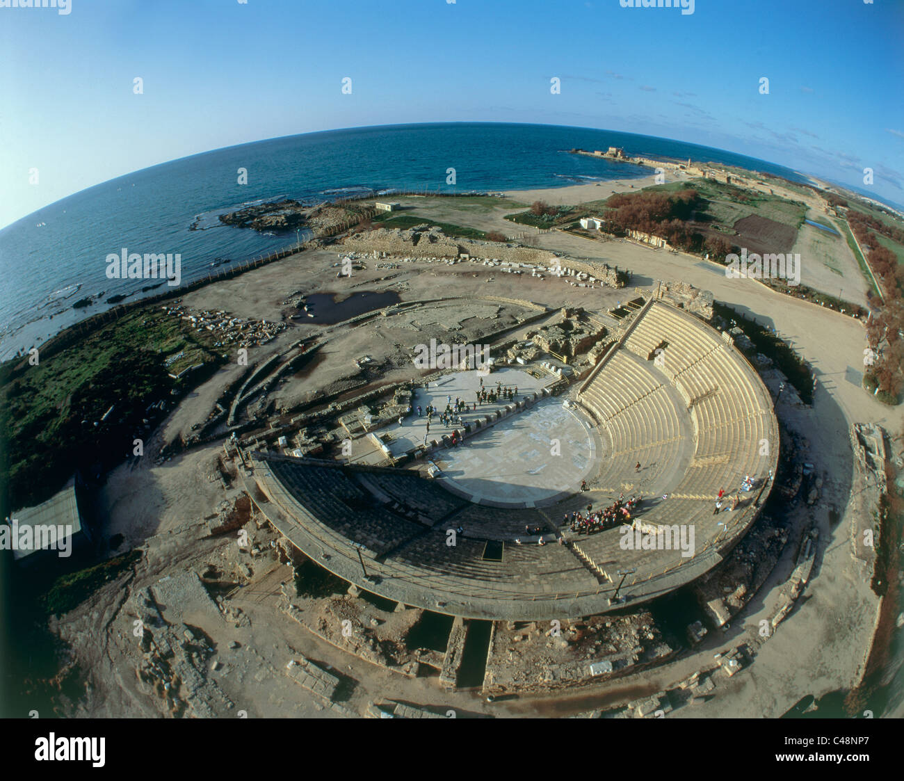Photographie aérienne des ruines de la ville romaine de Césarée dans la plaine côtière Banque D'Images