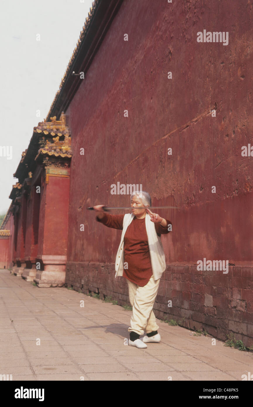 Photographie d'une vieille femme avec une épée de formation en Chine Banque D'Images