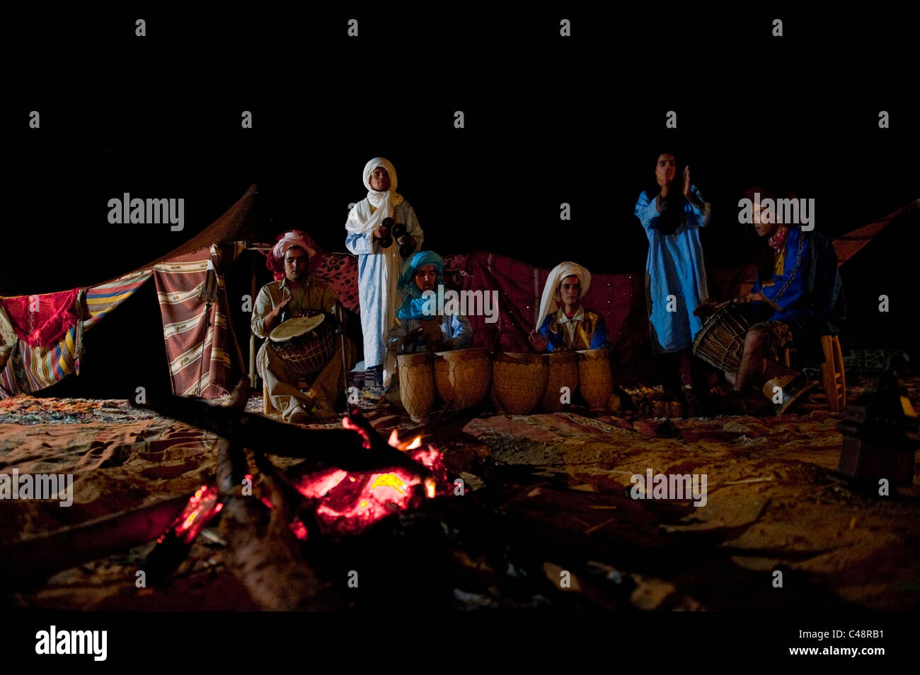 D'une tribu locale chanter et danser à proximité d'un camp de bédouins dans le grand désert du Sahara. Banque D'Images