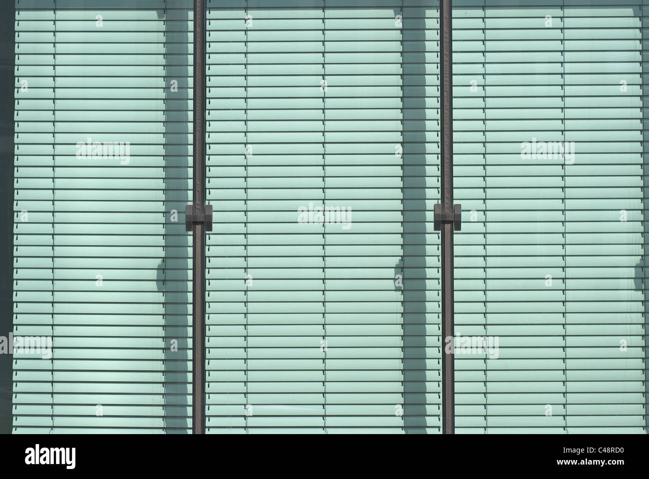 Fenêtre jalousie sur un immeuble de bureaux modernes Banque D'Images