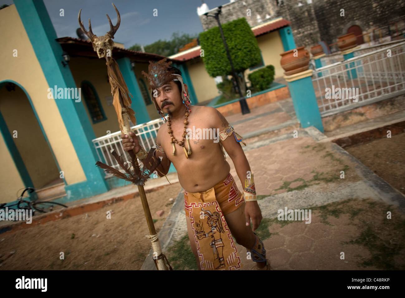 Un joueur de balle maya pose pour un portrait dans Chapab village de l'état du Yucatan au Mexique péninsule du Yucatan Banque D'Images