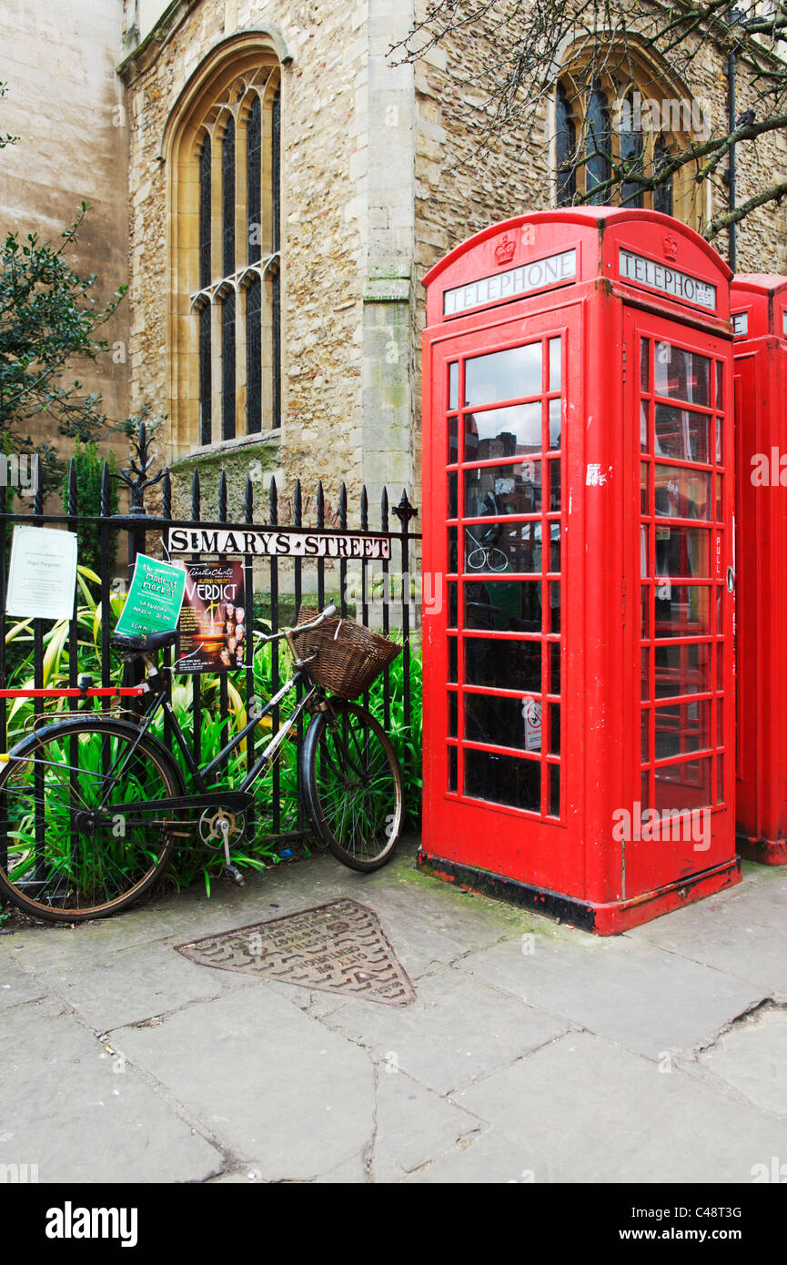 British Telecom téléphone rouge fort avec un vélo enchaîné contre les garde-corps en centre-ville de Cambridge Banque D'Images