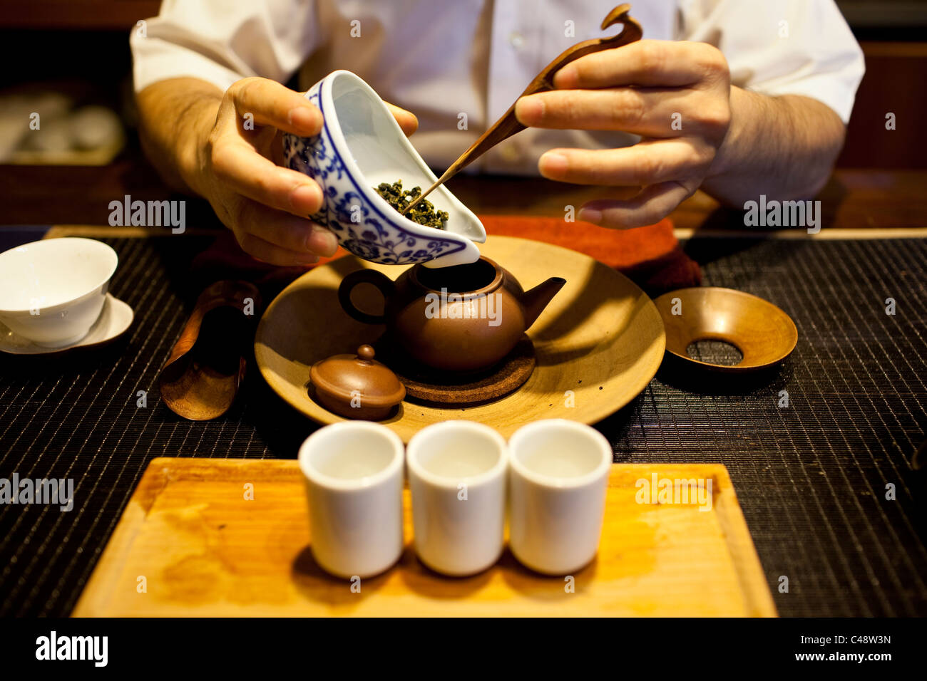 Préparation du thé dans une maison de thé traditionnelle dans le Da-un district de Taipei, Taiwan, le 10 novembre 2010. Banque D'Images