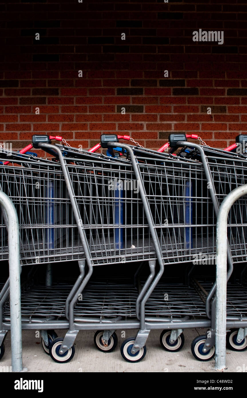 Caddies bleu à une épicerie du New Jersey disposent d'un système de consigne visant à réduire les coûts de personnel. Banque D'Images
