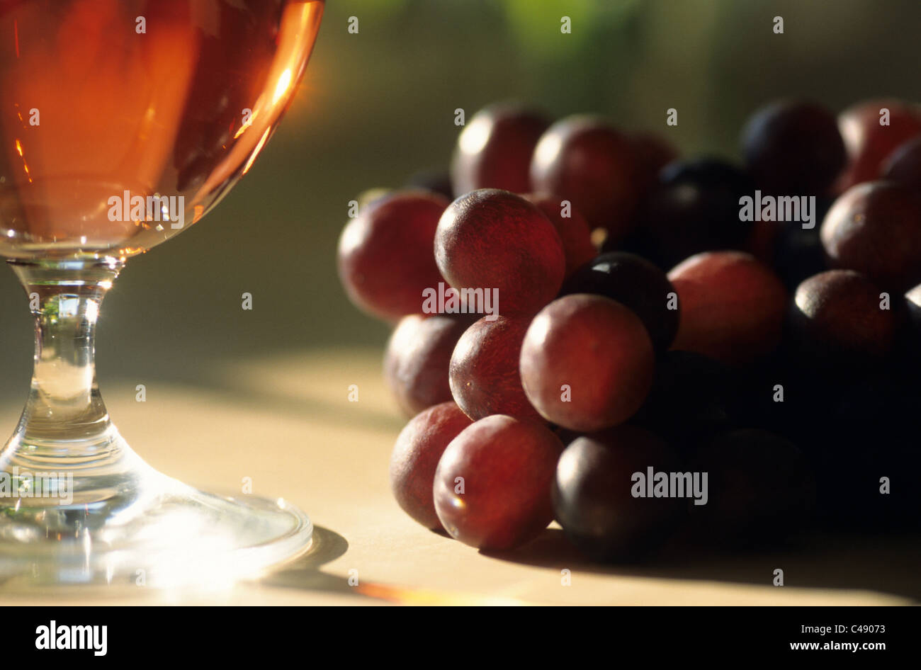 Verre de vin rouge et les raisins Banque D'Images