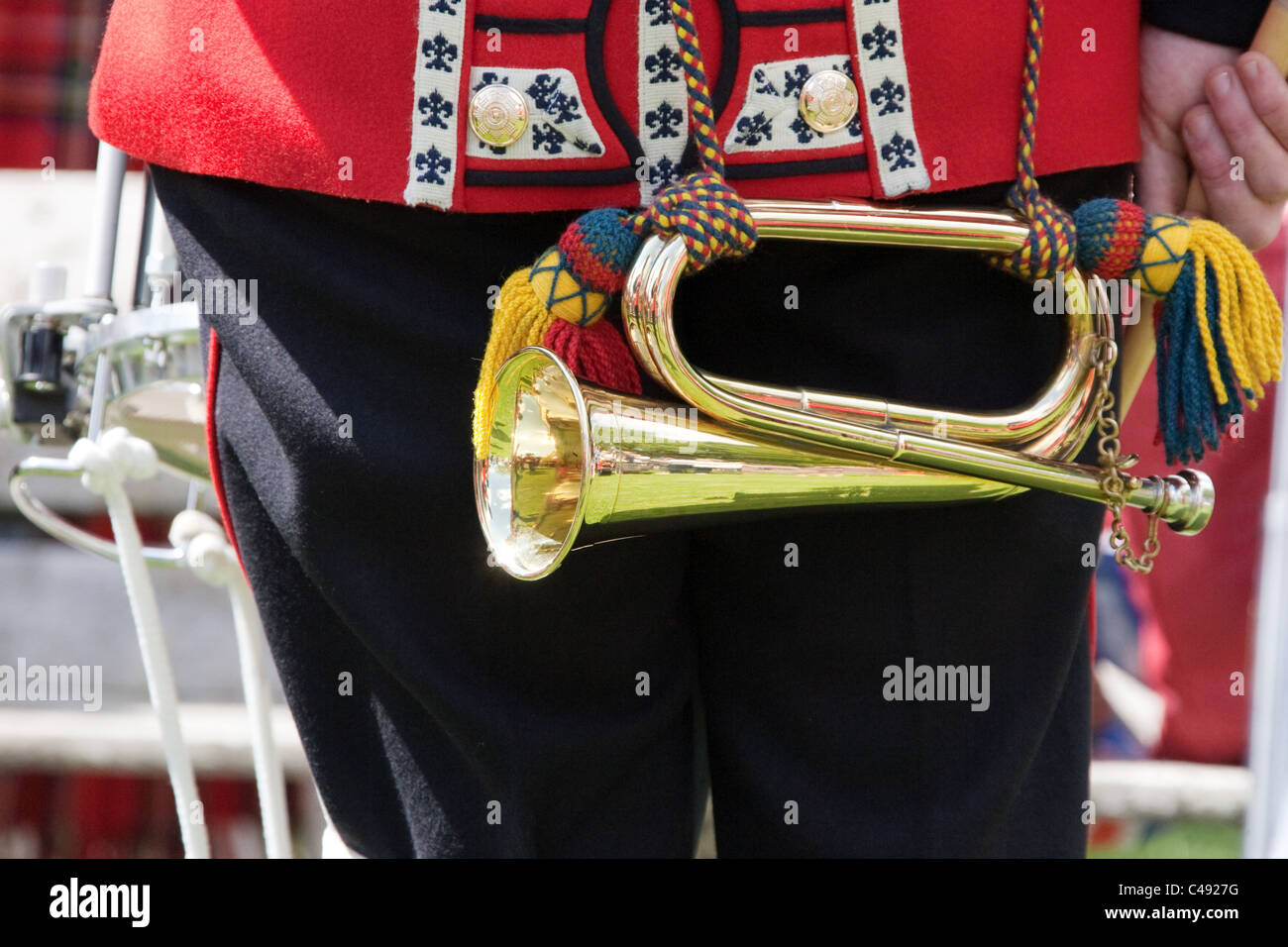 Close-up de l'arrière d'une fanfare Scots Guards montrant son bugle étincelant dans le soleil. Banque D'Images