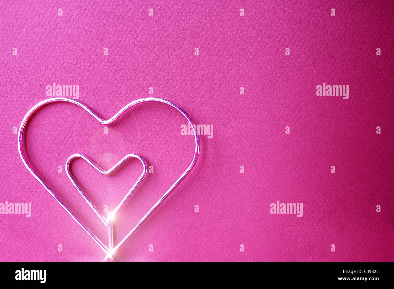Metal Heart dans le fond fuchsia Banque D'Images