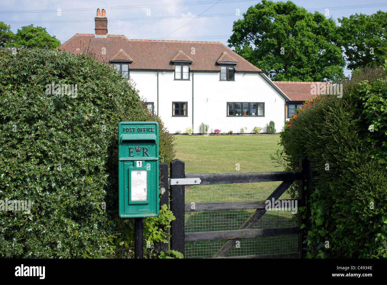 Green post box extérieur cottage de faisceau, Warsash, Hampshire, Royaume-Uni Banque D'Images