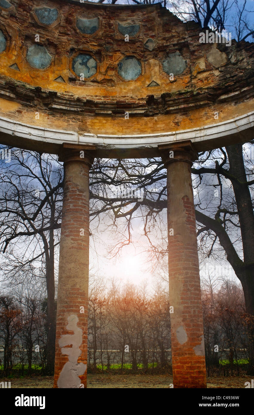 Détail des ruines du temple romain d'Arcadie dans le Parc Ducal de Parme, dans le Nord de l'Italie pendant le lever du soleil Banque D'Images
