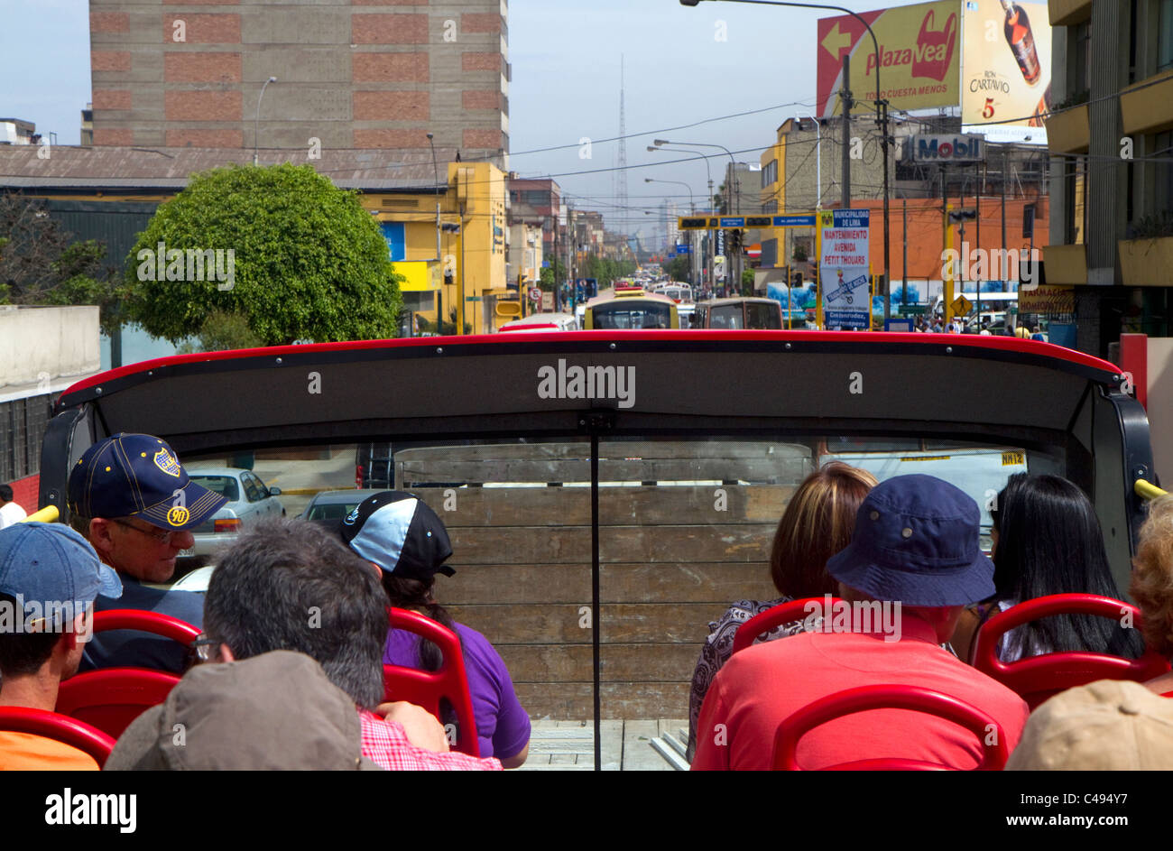 Vue depuis le pont supérieur d'un bus de tournée à Lima, Pérou. Banque D'Images
