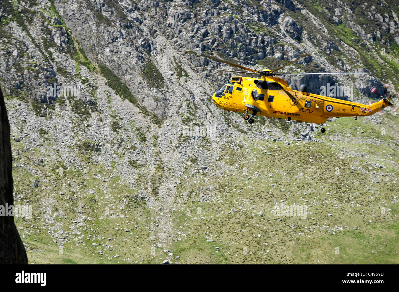 Un hélicoptère Sea King RAF volant dans le Cwm Idwal. Banque D'Images