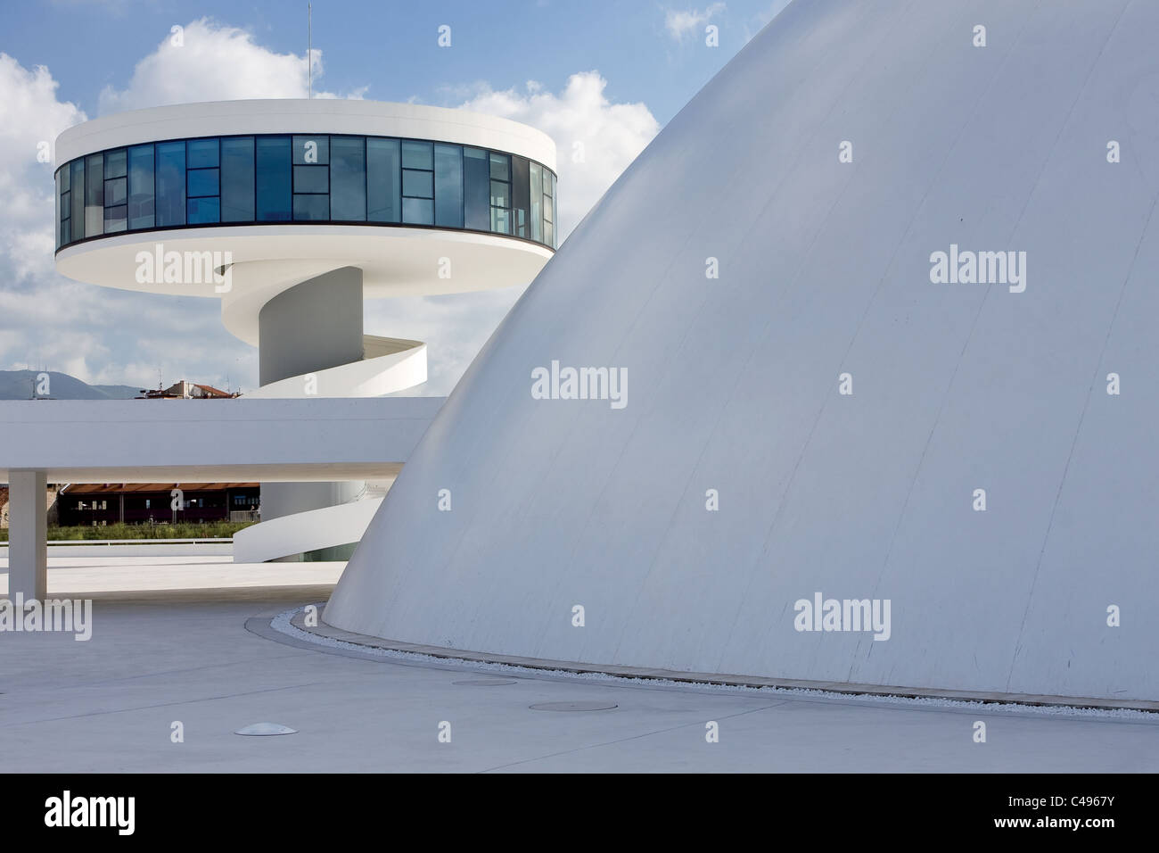 Aviles, Asturies, Espagne. Centre culturel international Oscar Niemeyer. C'est un centre culturel conçu par le brésilien Oscar Niemeyer. Année 2011 Banque D'Images