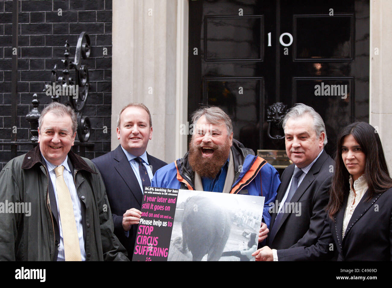 Acteur brian blessed hands dans une carte postale géante à Downing Street aujourd'hui demande une interdiction sur les animaux de cirque. Banque D'Images