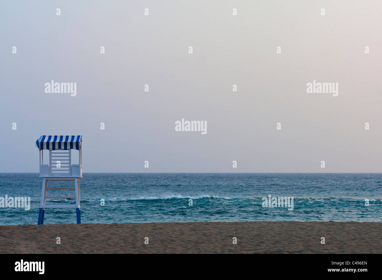 Lifeguard de guet au coucher du soleil sur la Playa del Duque sur la Costa Adeje à Tenerife, Îles Canaries, Espagne Banque D'Images