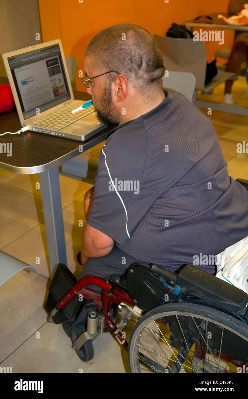 L'homme d'Argentine tétraplégique à l'aide d'un ordinateur en tapant avec sa bouche à Buenos Aires, Argentine. Banque D'Images