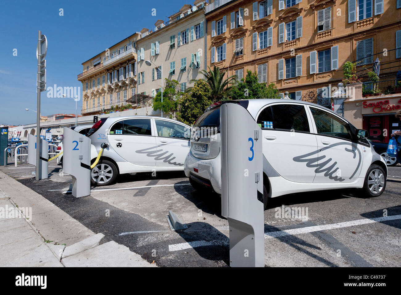 Voitures électriques - Voiture électrique Auto Bleue à point de recharge dans la ville de Nice en Côte d'Azur Banque D'Images