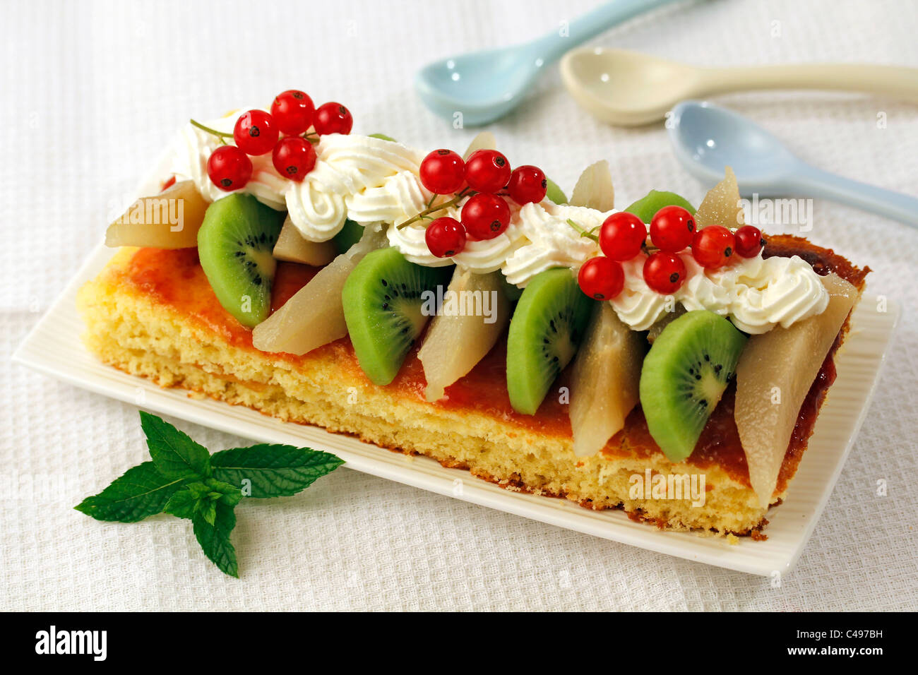 Gâteau éponge avec de la confiture et des fruits. Recette disponible. Banque D'Images