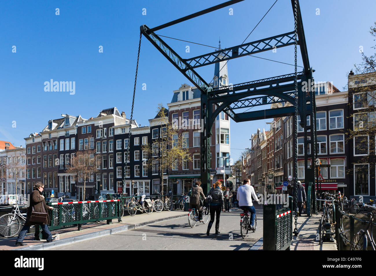 Pont sur le canal Kloveniersburgwal à la fin de Febo dans le centre-ville, Amsterdam, Pays-Bas Banque D'Images
