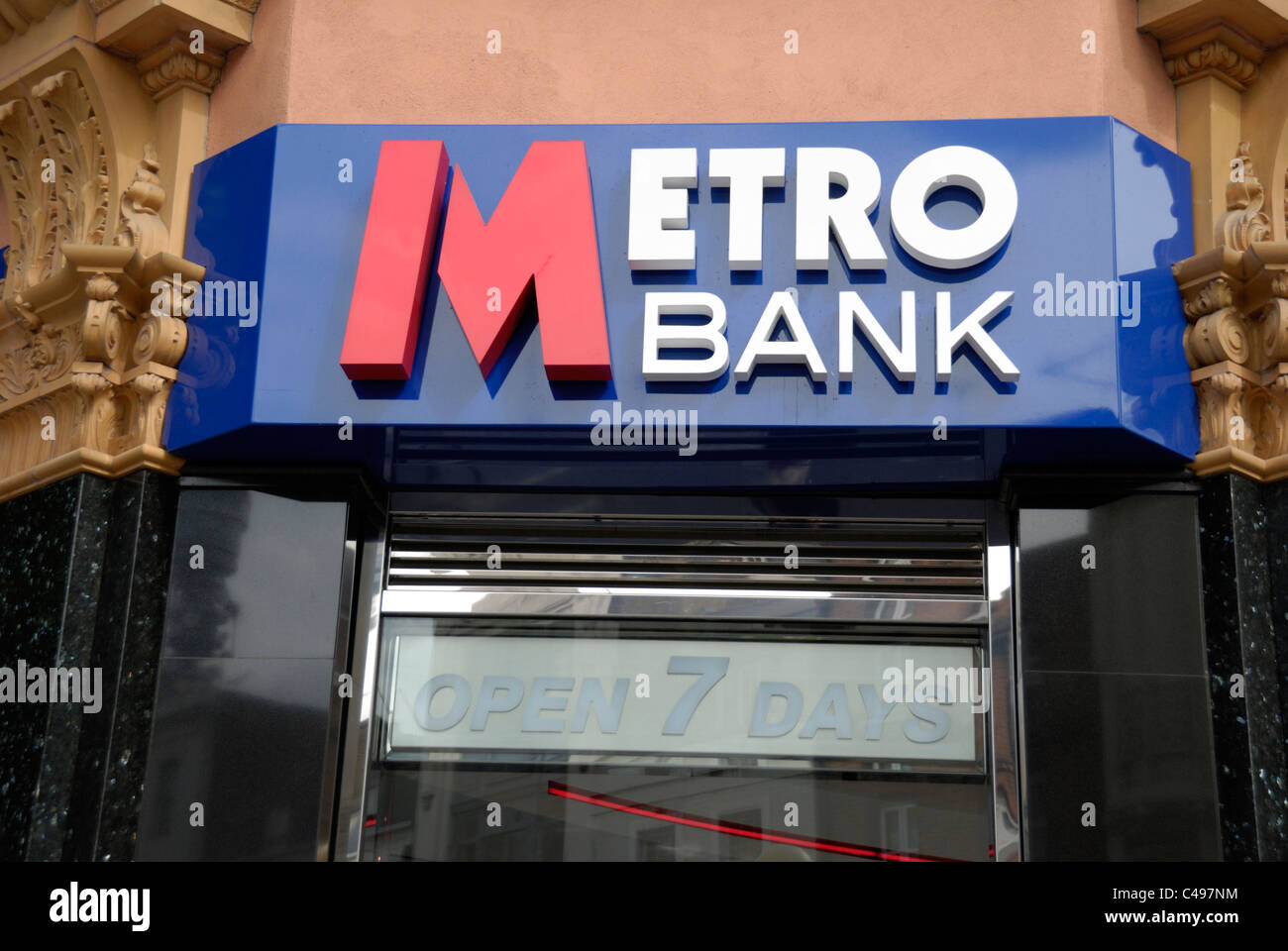 Metro Bank, ouvert 7 jours par semaine, Londres, Angleterre Banque D'Images