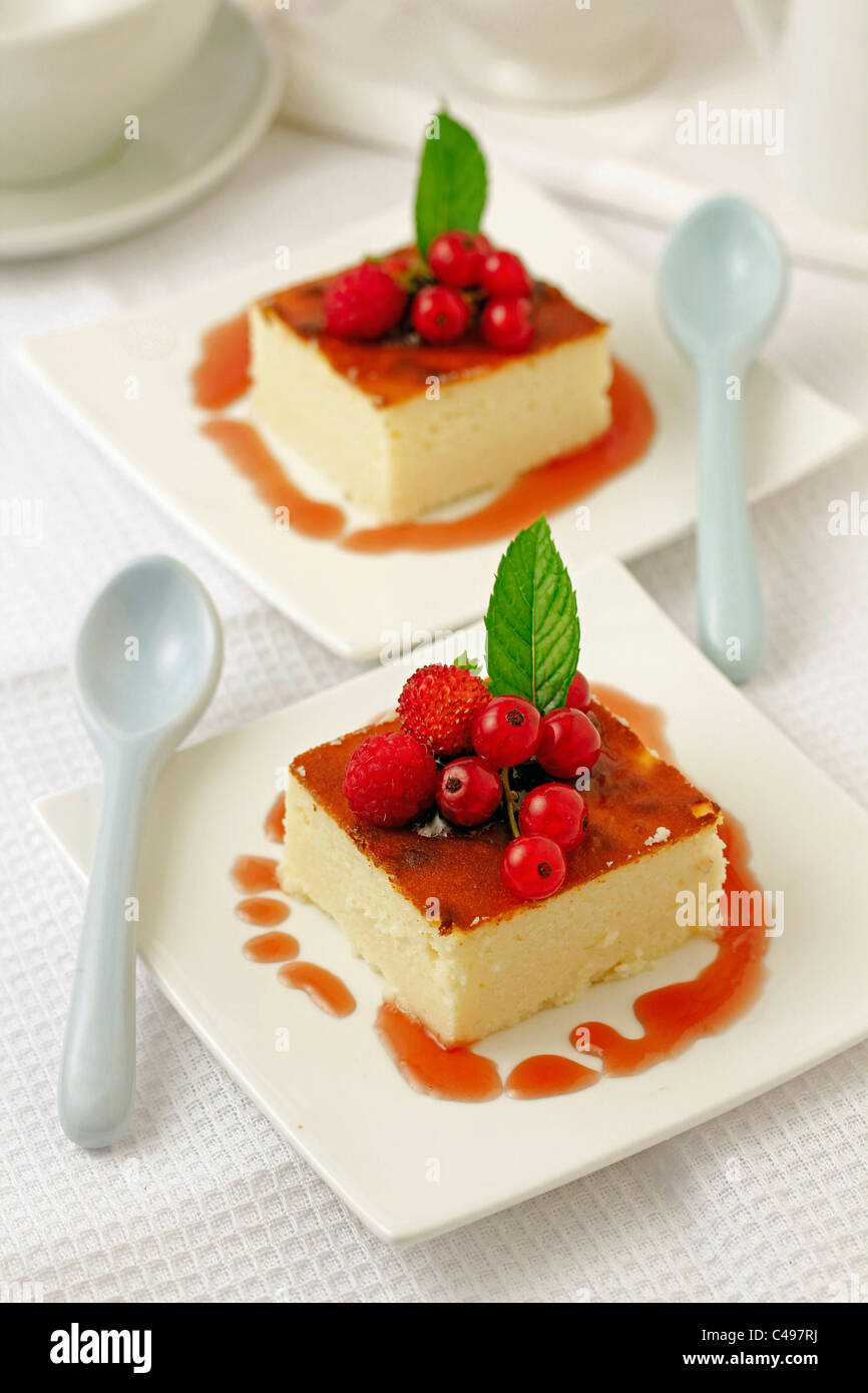 Tarte au fromage blanc avec des fruits rouges. Recette disponible. Banque D'Images