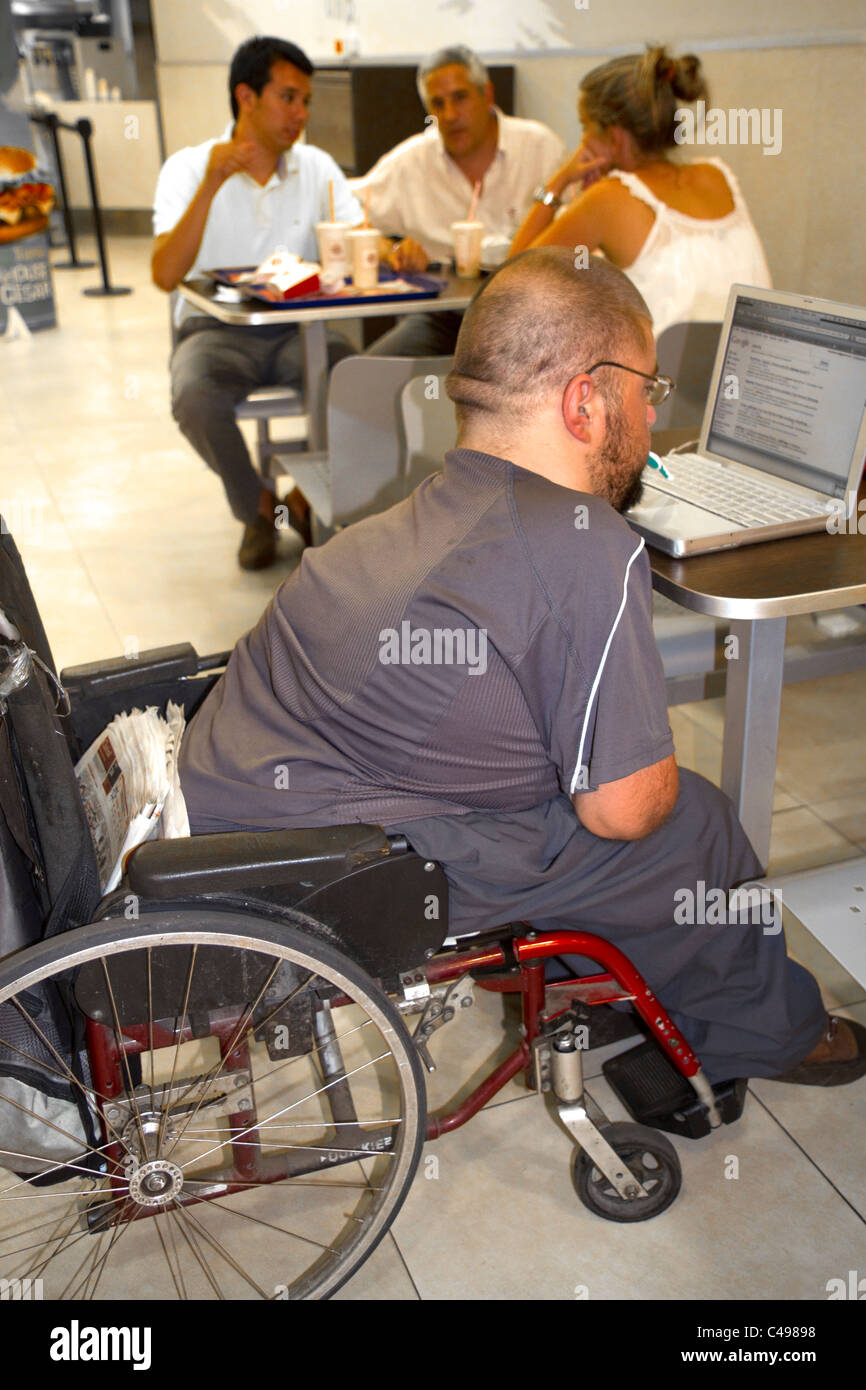 L'homme d'Argentine tétraplégique à l'aide d'un ordinateur en tapant avec sa bouche à Buenos Aires, Argentine. Banque D'Images