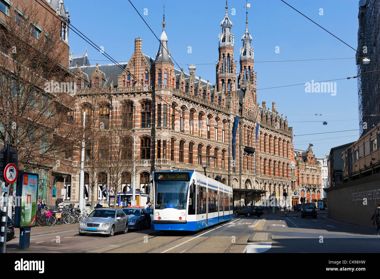 Tramway en face de la Magna Plaza Shopping Center (autrefois un bureau de poste), Nieuwezijds Voorburgwal, Amsterdam, Pays-Bas Banque D'Images