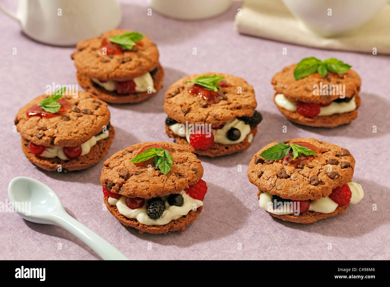 Whoopies au chocolat et de petits fruits. Recette disponible. Banque D'Images