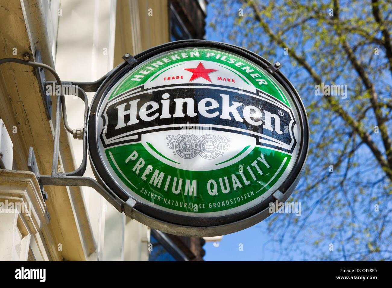 Signer pour la bière Heineken à l'extérieur d'un bar d'Amsterdam, Pays-Bas Banque D'Images