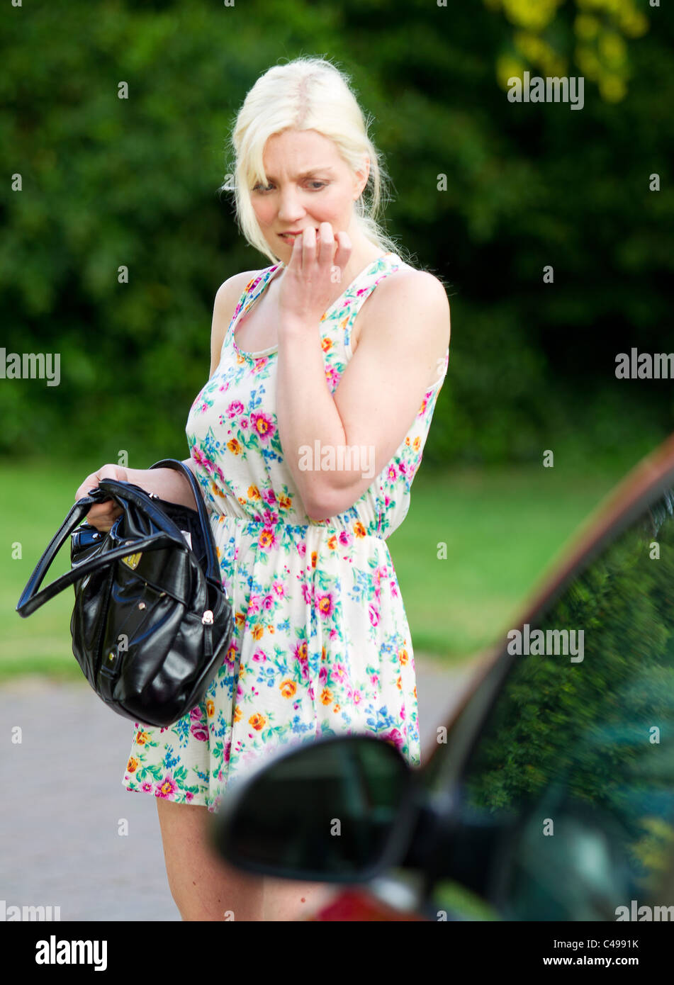 Femme à sa perte de clés Banque D'Images