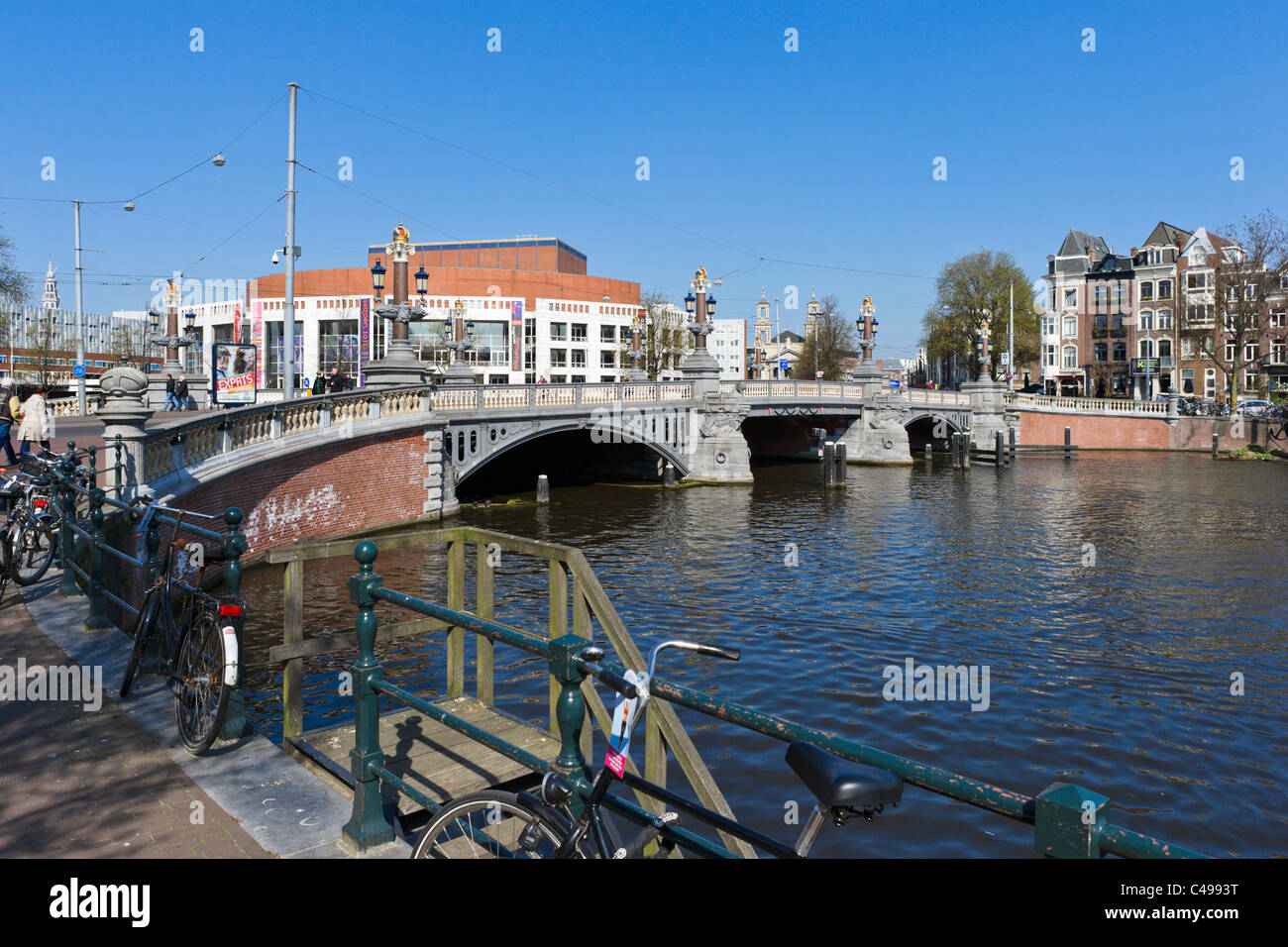 Rivière Amstel à vers Waterlooplein, Amsterdam, Pays-Bas Banque D'Images