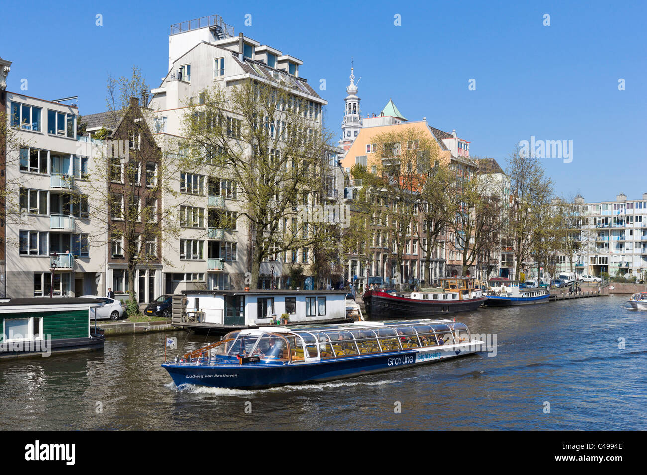 Visite guidée sur la rivière Amstel près de la place Waterlooplein, Amsterdam, Pays-Bas Banque D'Images